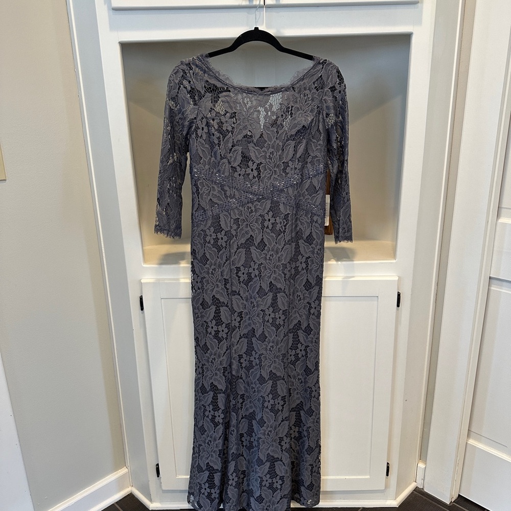 Adrianna Papell
Color: Gunmetal
Size 10 petite